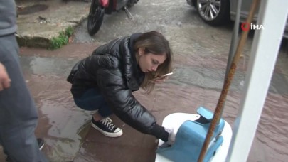 İzmir'deki selde ölen lağım faresine kalp masajı yapan kız gözyaşlarına engel olamadı