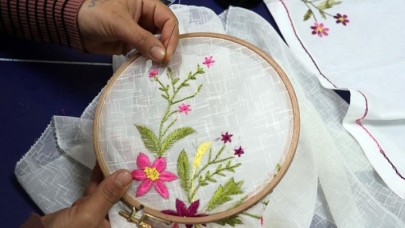 Kadınlar "köy yaşam merkezi"nde atıl kumaşları ürüne dönüştürüyor