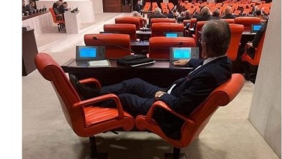 Meclis'te tepki çeken fotoğraf!  İYİ Partili Andican'ın "bütçe" keyfi