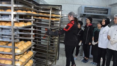Meslek lisesi öğrencileri günde 10 bin ekmek üretiyor