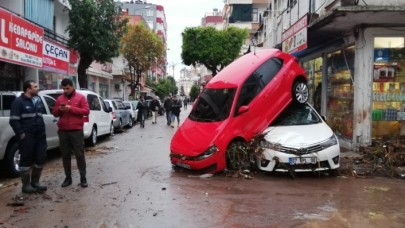 Meteoroloji uyarmıştı korkulan oldu: Sel felaketi,  okullar tatil edildi