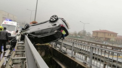 Rize'de görülmemiş kaza: Araç havada asılı kaldı
