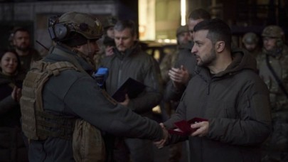 Zelenskiy 'Ukrayna düşmana hiçbir şey bırakmayacak' dedi ve ülkesinden ayrıldı