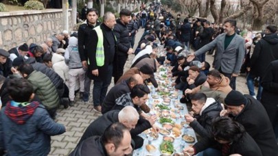 Aşiret liderini anma töreninde 2 kilometrelik yer sofrası kuruldu