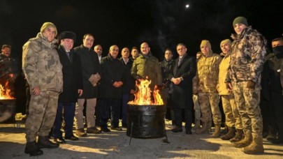 Bakan Soylu,  Tendürek Dağı Üs Bölgesi'ndeki jandarmalarla