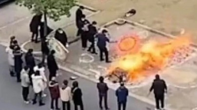 Çin’den korkunç görüntüler: Sokak ortasında ceset yakmaya başladılar