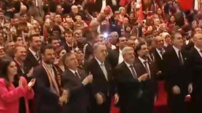 Cumhurbaşkanı Erdoğan'ın konuşmasını dinleyenler arasında yer alan 3 ünlü isim dikkat çekti