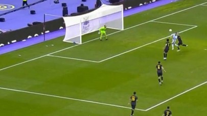 Dünya,  Ronaldo'nun Messi'nin takımına gol attığı an reklam panosunda çıkan yazıyı konuşuyor