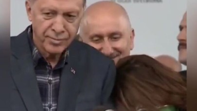 Erdoğan'ın Bursa mitinginde ilginç anlar: Kadın,  başını Erdoğan'ın omzuna yaslayıp bakın ne yaptı