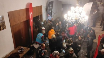 Kars'ta Sarıkamış şehitlerini anma etkinliğinde salonun tavanı çöktü