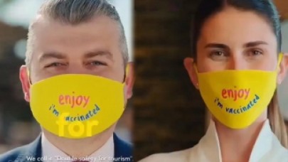 Turizm çalışanları için hazırlanan 'Keyfine bak,  aşılıyım' yazılı maskelerin yer aldığı Bakanlık videosu tepki topladı