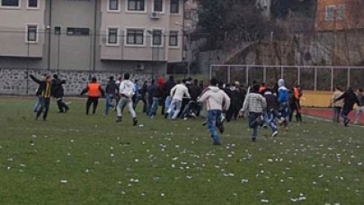 Çorluspor ve Saray Belediyespor maçında saha ringe döndü: Futbolcular tekme-tokat birbirine girdi 