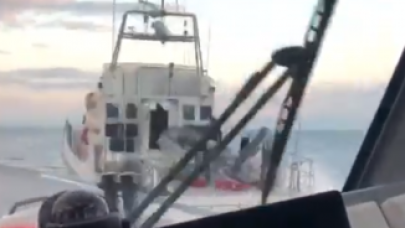 Türk Sahil Güvenlik botu kovaladı,  Yunan botu kaçtı: İşte o anlar