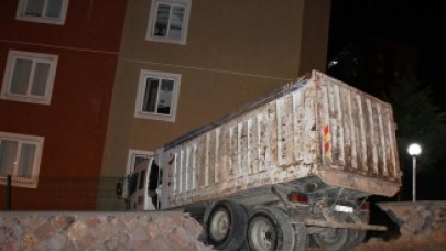 Kahramanmaraş'ta freni boşalan kamyon site ve apartman duvarına çarptı