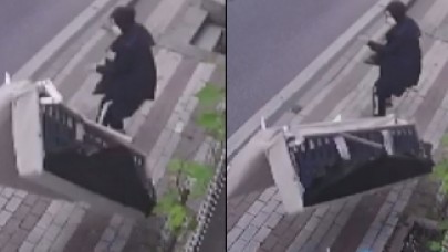 Üçüncü kattan üstüne kanepe düşüyordu! Kadının ölümden döndüğü anlar kamerada