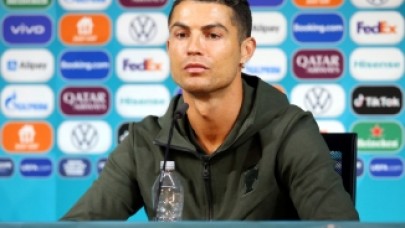 Cristiano Ronaldo’dan anlamlı hareket! Kola şişelerini kenara itti