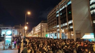 Yunanistan sokağa döküldü: 'Mültecilerle yaşamak istiyoruz'