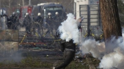 Yunan polisi,  sınırda bekleyen mülteciyi işte böyle vurdu!