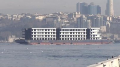 İstanbul Boğazı'ndan 'apartman' geçti