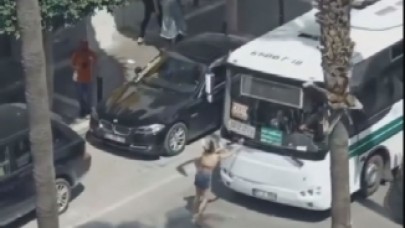 Önce yola yattı,  sonra araçlara saldırdı! Adana bu kadını konuşuyor