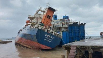 Sürüklenen gemi kıyıdaki gemiye çarparak durabildi