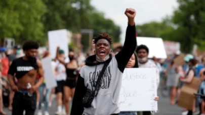 ABD'de yüzlerce siyahi silahlarla sokaklara indi!