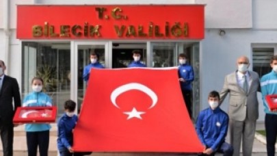  Gelibolu Yarımadası'ndan alınan toprak,  deniz suyu ve Türk bayrağını taşıma görevi Bilecikli gençlere geçti