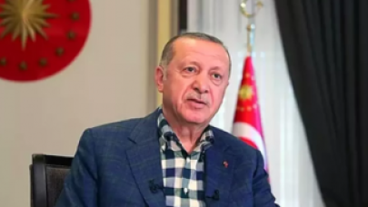 Cumhurbaşkanı Erdoğan,  canlı yayında prompterin azizliğine uğradı: 'Geri al geri'