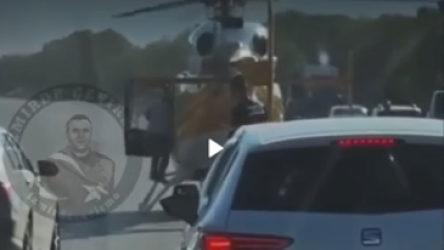 İzmir'de trafiğin ortasına inen gizemli helikopter,  bir kişiyi alıp uzaklaştı