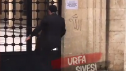 Caminin kapalı olmasına sinirlenen vatandaş caminin kapısını kırmaya çalıştı!