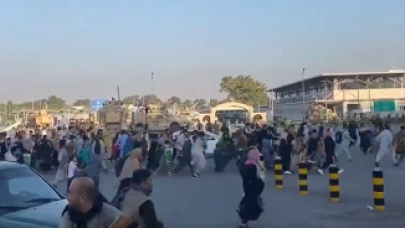 Afganistan'dan şok görüntüler! Havaalanında ateş açıldı ölenler var!