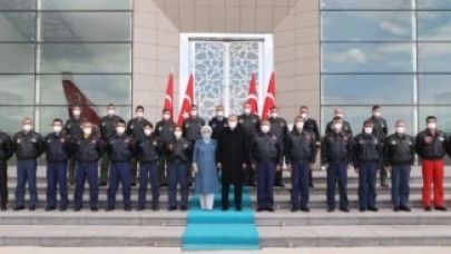 Cumhurbaşkanı Erdoğan,  Esenboğa Havalimanında pilotların ‘Dünya Pilotlar Günü’nü kutladı