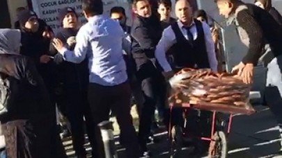 Zabıtaya kızdı,  bütün simitleri satın aldı