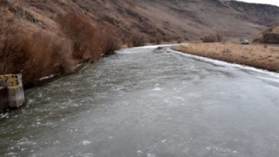 Doğu'da Soğuk Hava Çay ve Şelaleleri Dondurdu