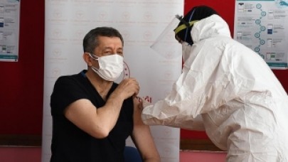 Milli Eğitim Bakanı Selçuk,  Kovid-19 aşısı yaptırdı