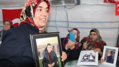 Evladına kavuştu oturma eylemi yapan annelere koştu!