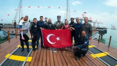 Milli sporcu Şahika Ercümen'den Samsun'da saygı dalışı