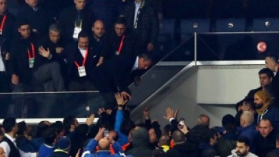 Ali Koç taraftarın üstüne yürüdü: 'Satmayın beni!'