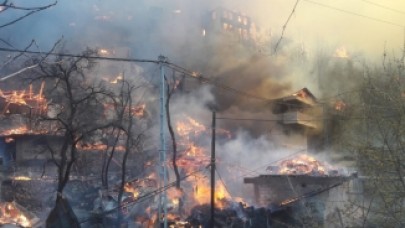 Artvin'in Yusufeli ilçesinde yangın dehşeti! 50'den fazla ev yanıyor