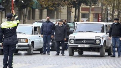 Azerbaycan'da şehitler için saygı duruşu