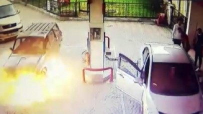 Benzin istasyonunda araç alev topuna döndü,  sürücü canını son anda kurtardı! O anlar saniye saniye görüntülendi