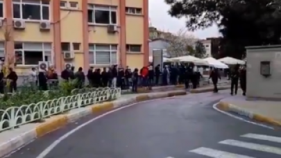 Ekmek kuyruğu değil: Bakırköy'de koronavirüs test kuyruğu