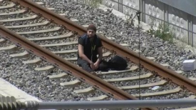 İstanbul'da ilginç olay: Marmaray raylarına oturdu,  'Çantamda bomba var' dedi
