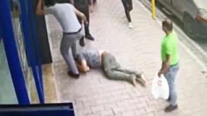Çocuklardan para isteyen adamı,  yerde tekmeleyerek dövdüler
