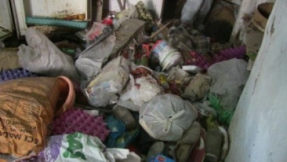 Kahramanmaraş'ta bir evden 7 kamyon çöp çıkarıldı