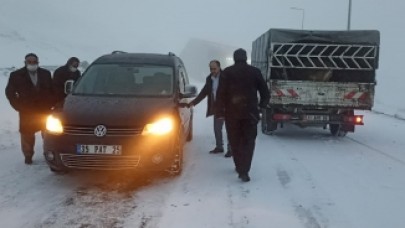 Van’da aniden bastıran kar,  sürücülere zor anlar yaşattı