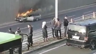 Zincirleme trafik kazasının ardından araçlardan birinde patlama meydana geldi