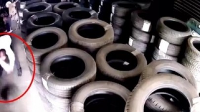 Yavru köpeği acımasızca yere çarparak öldürdü!