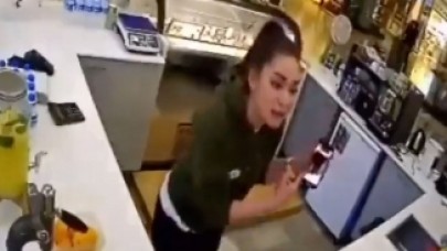 İstanbul'da bir AVM'de genç kadın,  kendisini videoya çeken sapık mülteciye dersini verdi!