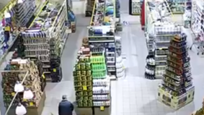 Elazığ'da Meydana Gelen 6.8 Büyüklüğündeki Deprem Bir Marketin Kamerasına Böyle Yansıdı